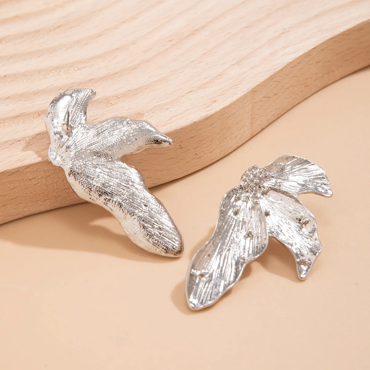 Fashionable Retro Leaf Design Earrings with Sterling Silver Needles and Alloy Material