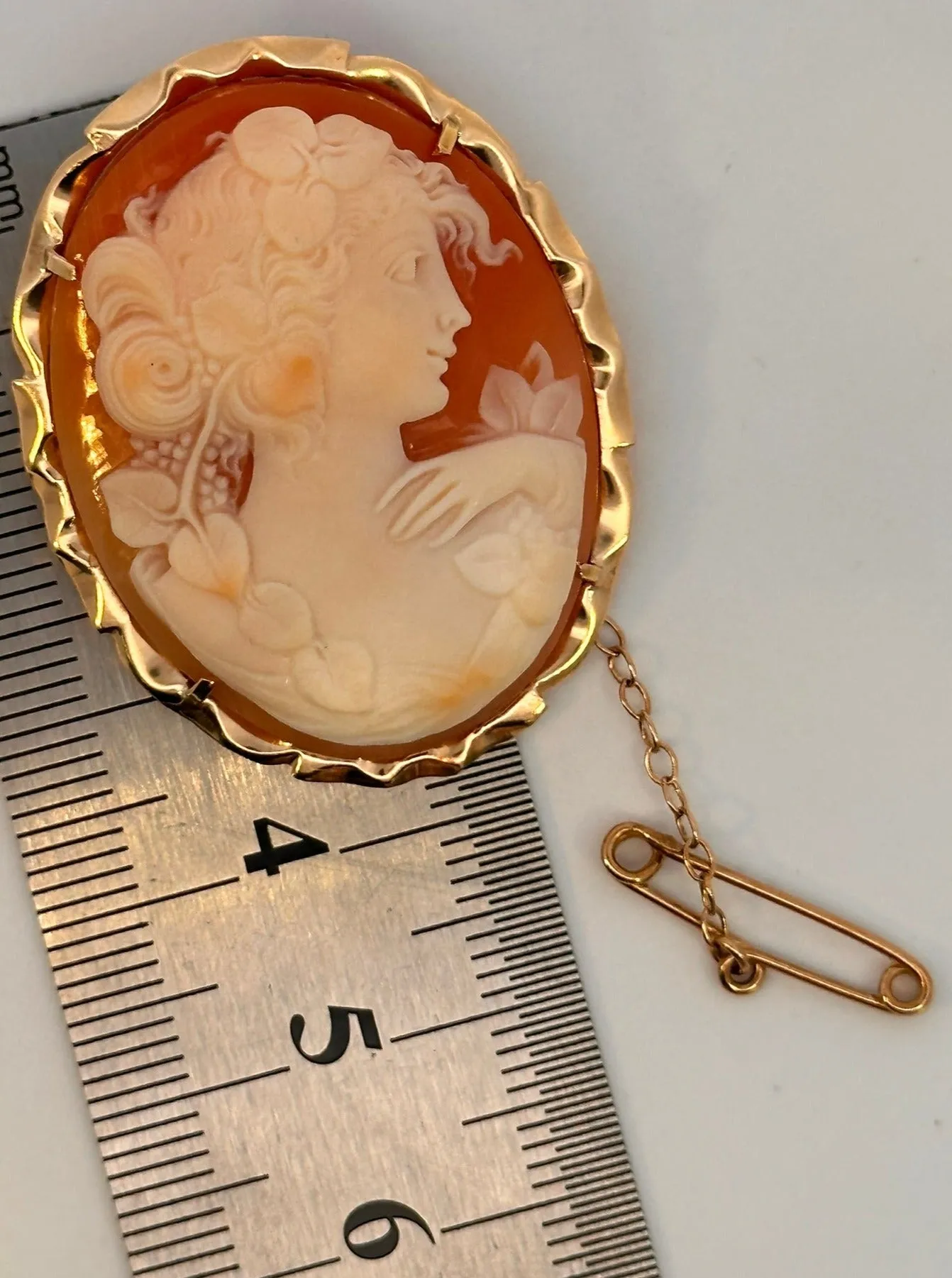 Valentine's Treasure: 14K Yellow Gold Cameo Brooch/Pendant - Elegance Redefined