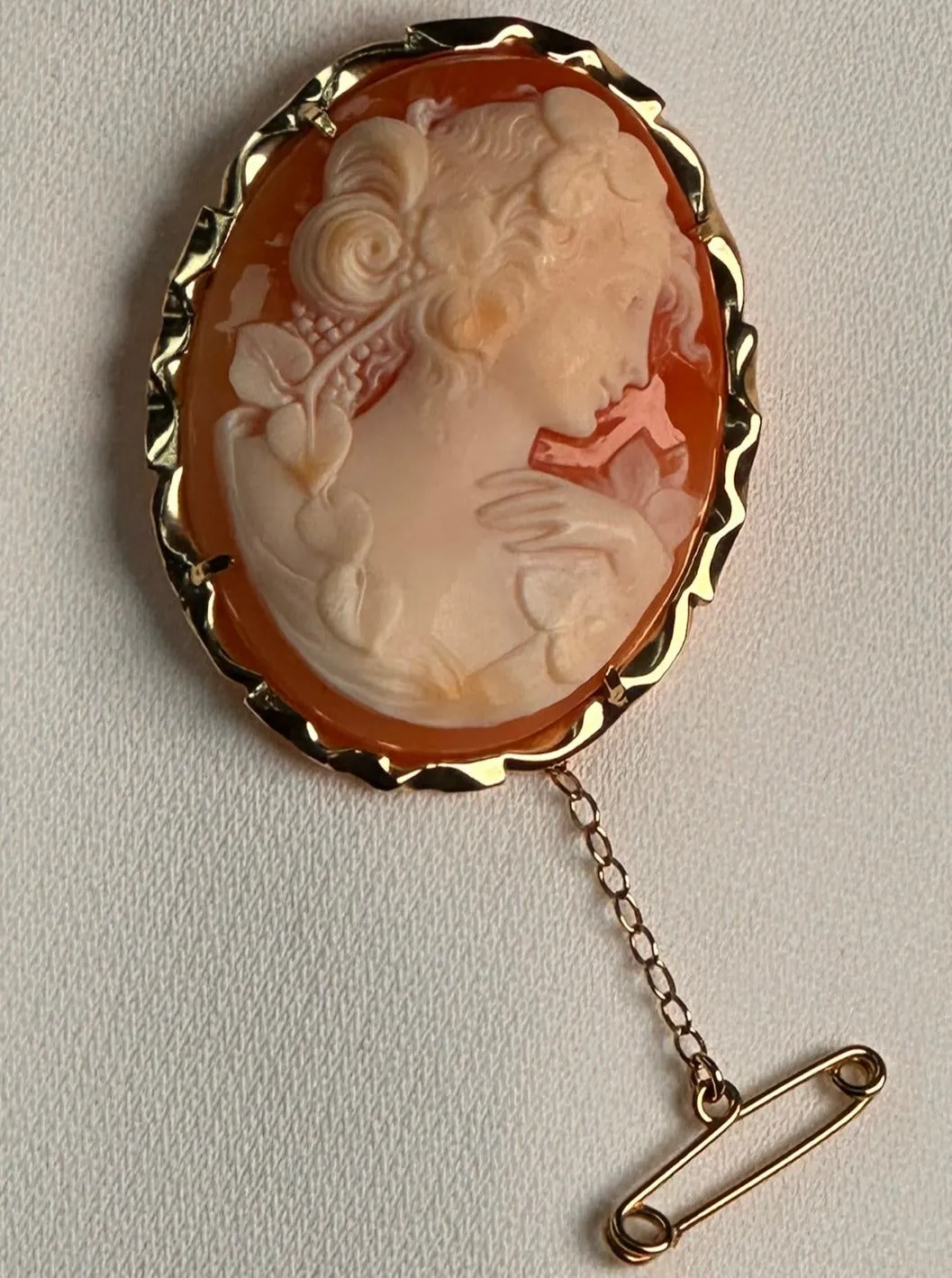 Valentine's Treasure: 14K Yellow Gold Cameo Brooch/Pendant - Elegance Redefined